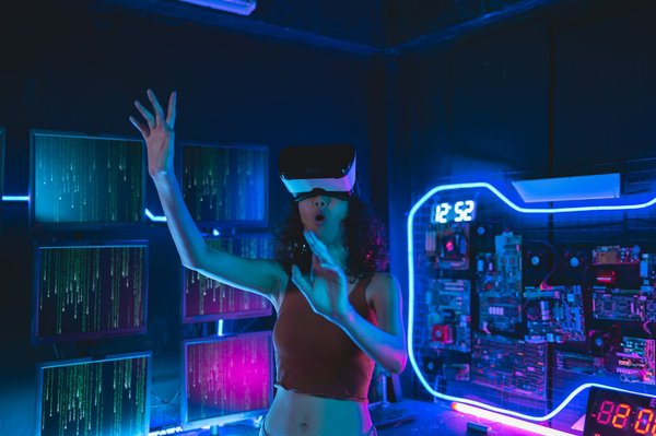 Comment un jeu d'exploration archéologique peut-il simuler la découverte et l'interprétation des artefacts historiques?